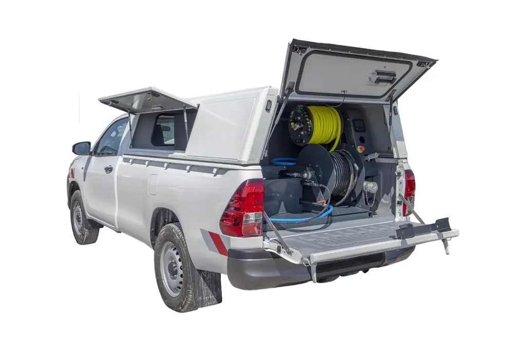 Camion hydrocureur pour le débouchage de canalisation